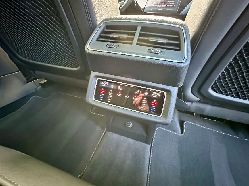 Audi e-tron S-Line Image 9