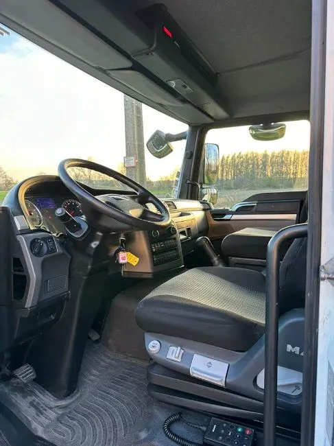 MAN 12.220   Image 1