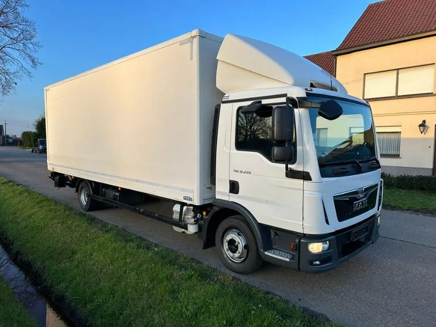 MAN 12.220   Image 4