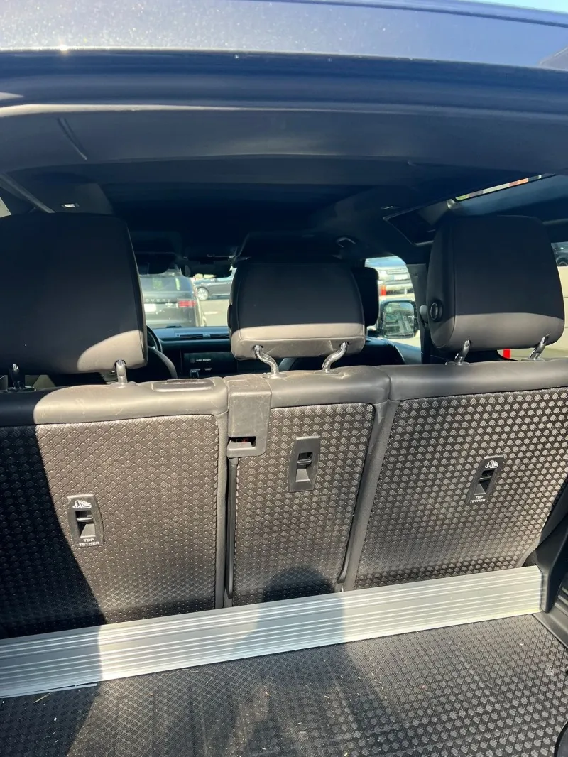 Land Rover Defender 90 D300 X-Dynamic HSE AWD Image 8