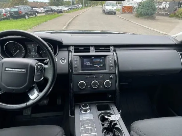 Land Rover Discovery 3.0 TDV6 SE Image 8