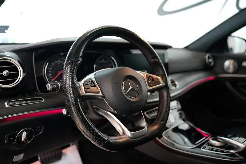 Mercedes-Benz E 43 AMG 4Matic Night Package Image 9
