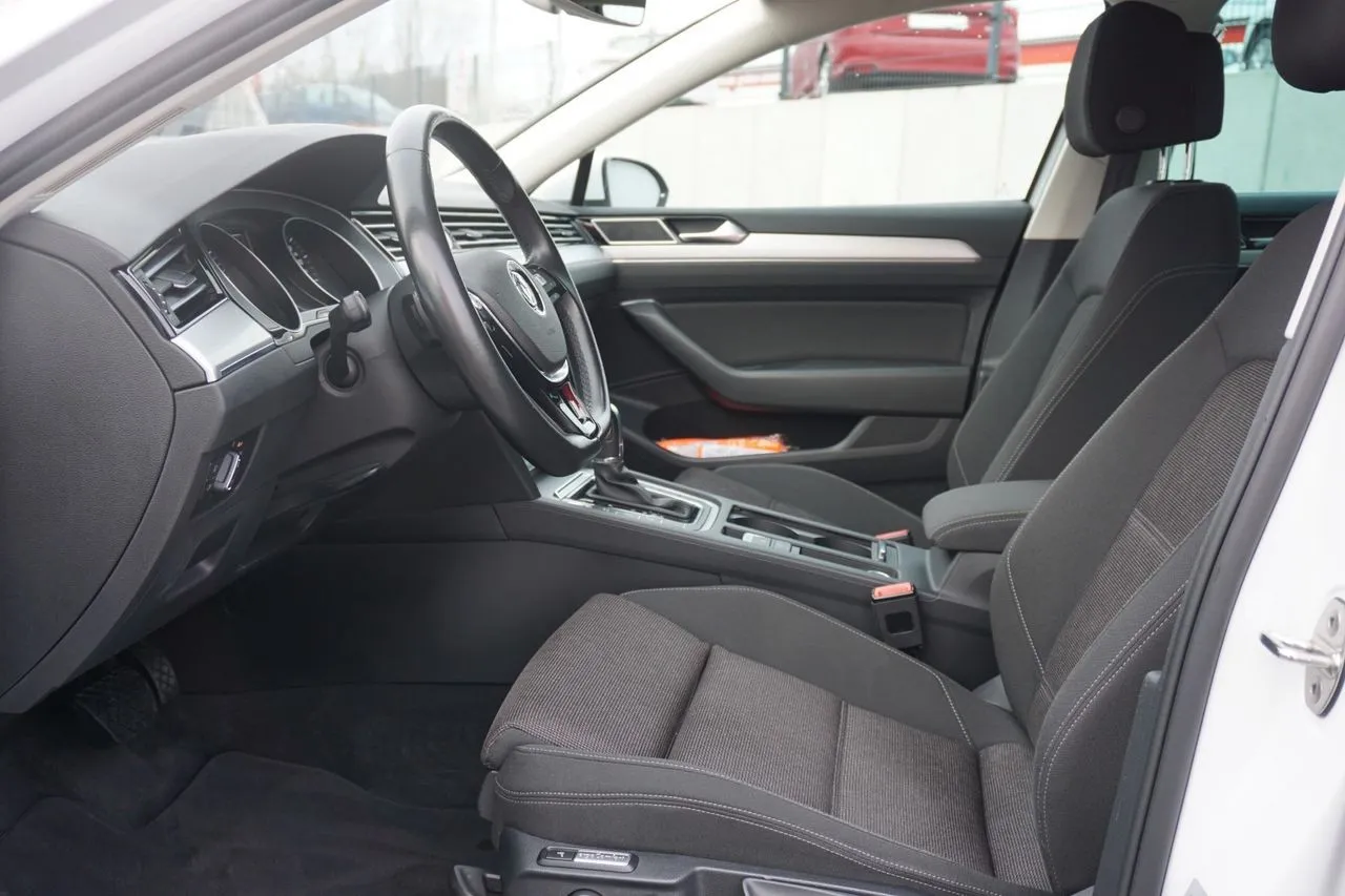 Volkswagen Passat Variant 2.0 TDI R Line DSG...  Image 9