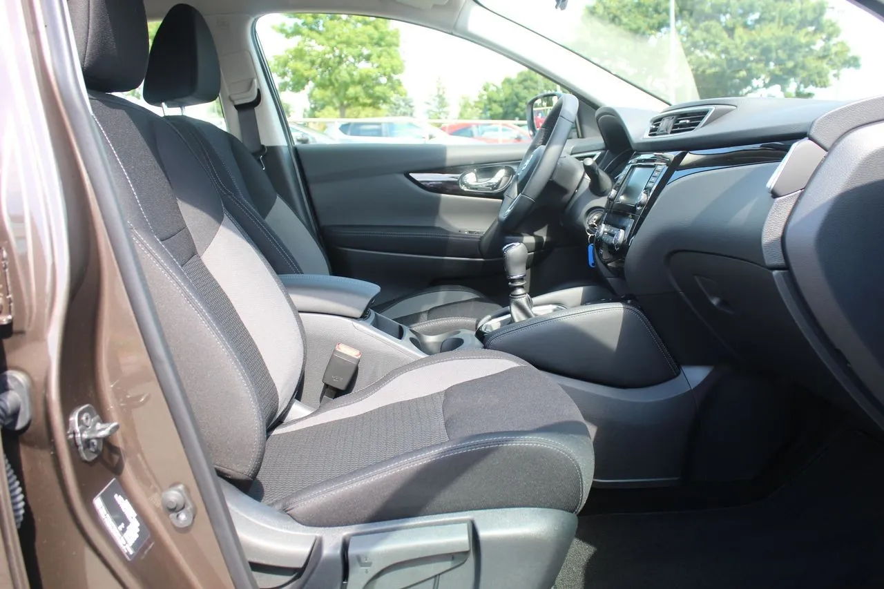 Nissan Qashqai 1.3 DIG-T...  Image 9