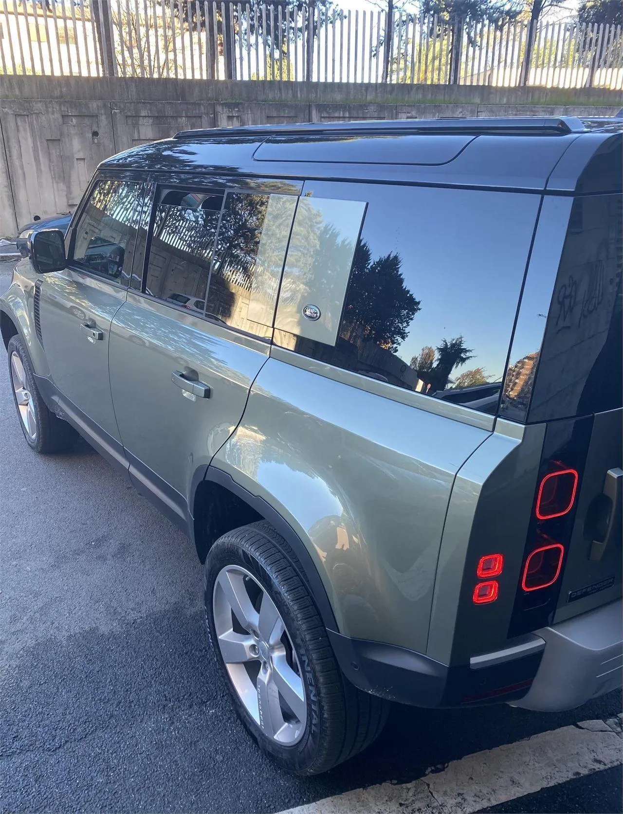 LAND ROVER Defender  Image 5