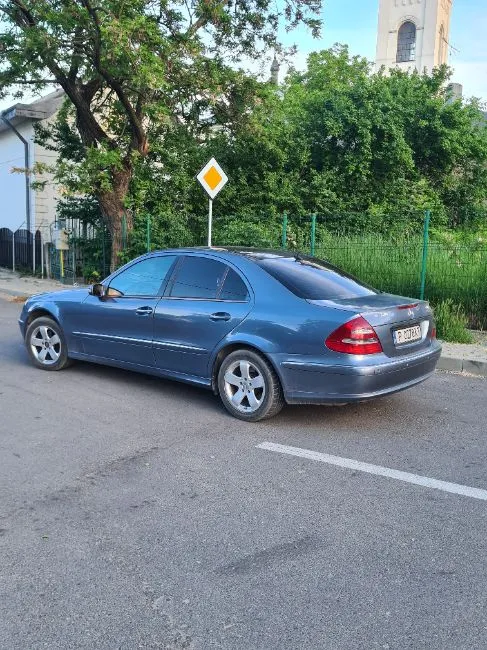 Mercedes-Benz E 320 Avantgarde Image 12